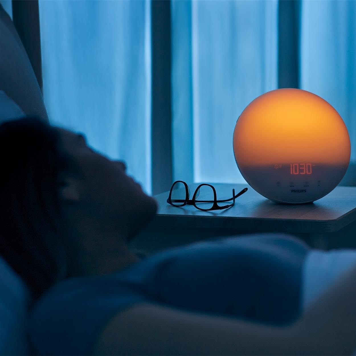 Philips Wake-up Light, simulation de lever de soleil coloré, 20 intensités lumineuses, 7 sons naturels, lumière de minuit (modèle HF3531/01)