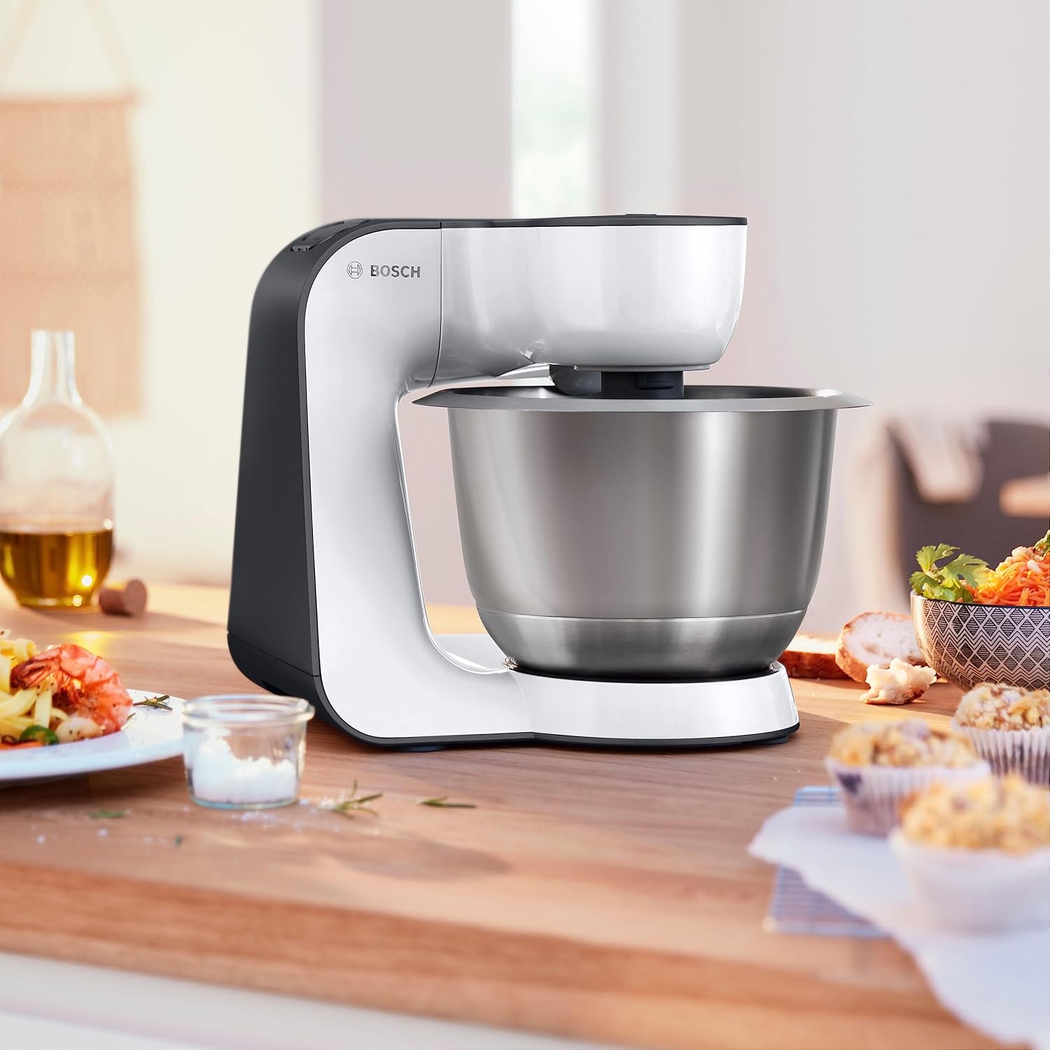 Robot culinaire Bosch Série 4 MUM54A00, bol en acier inoxydable de 3,9 L, batteur planétaire, crochet pétrisseur, fouet et mixeur, 900 W, blanc/noir